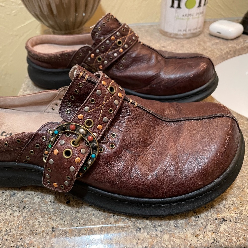 Taos clogs

Soft leather with multicolored detailing on the strap.